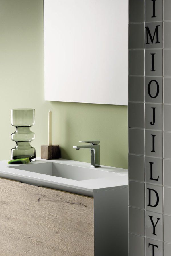 lavabo bagno con mobile in legno chiaro