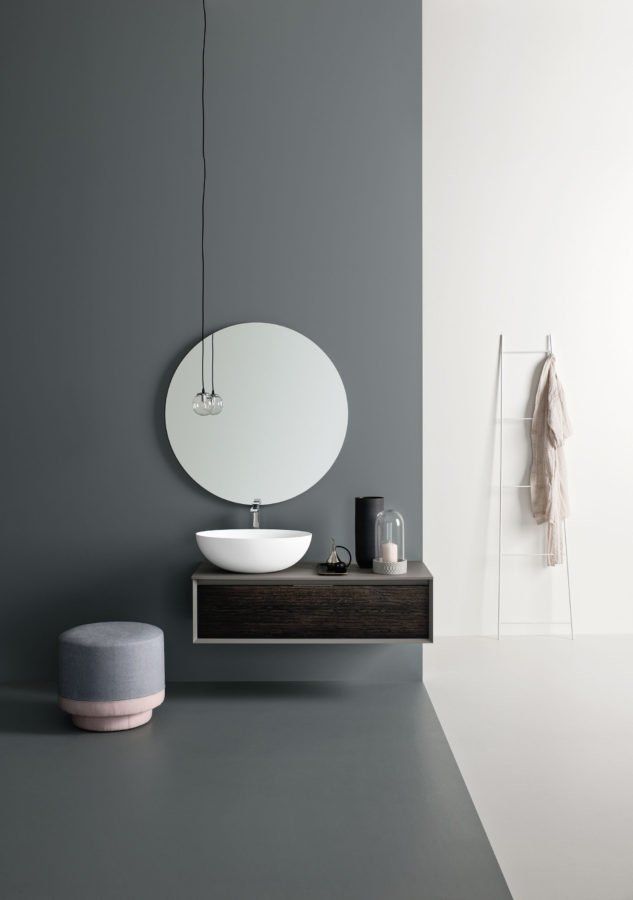 bagno moderno con lavabo e specchio