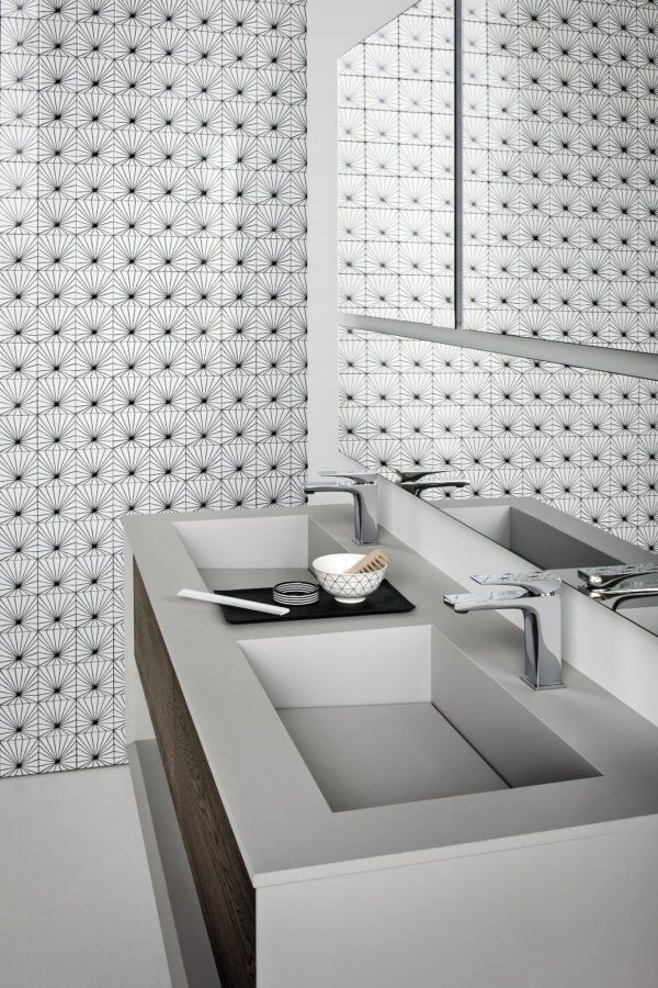 bagno con mattonelle bianche