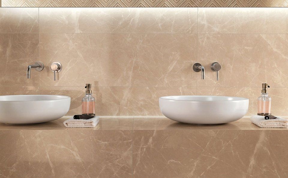 doppio bagno con pareti in marmo