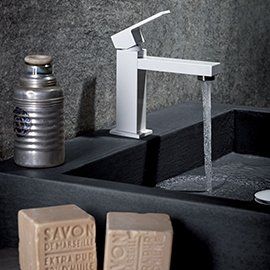 rubinetto bagno in lavabo scuro