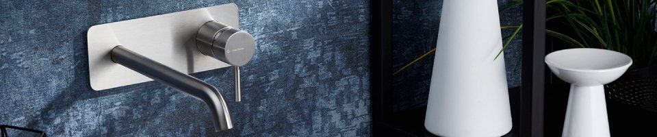 particolare rubinetteria bagno in acciaio inox