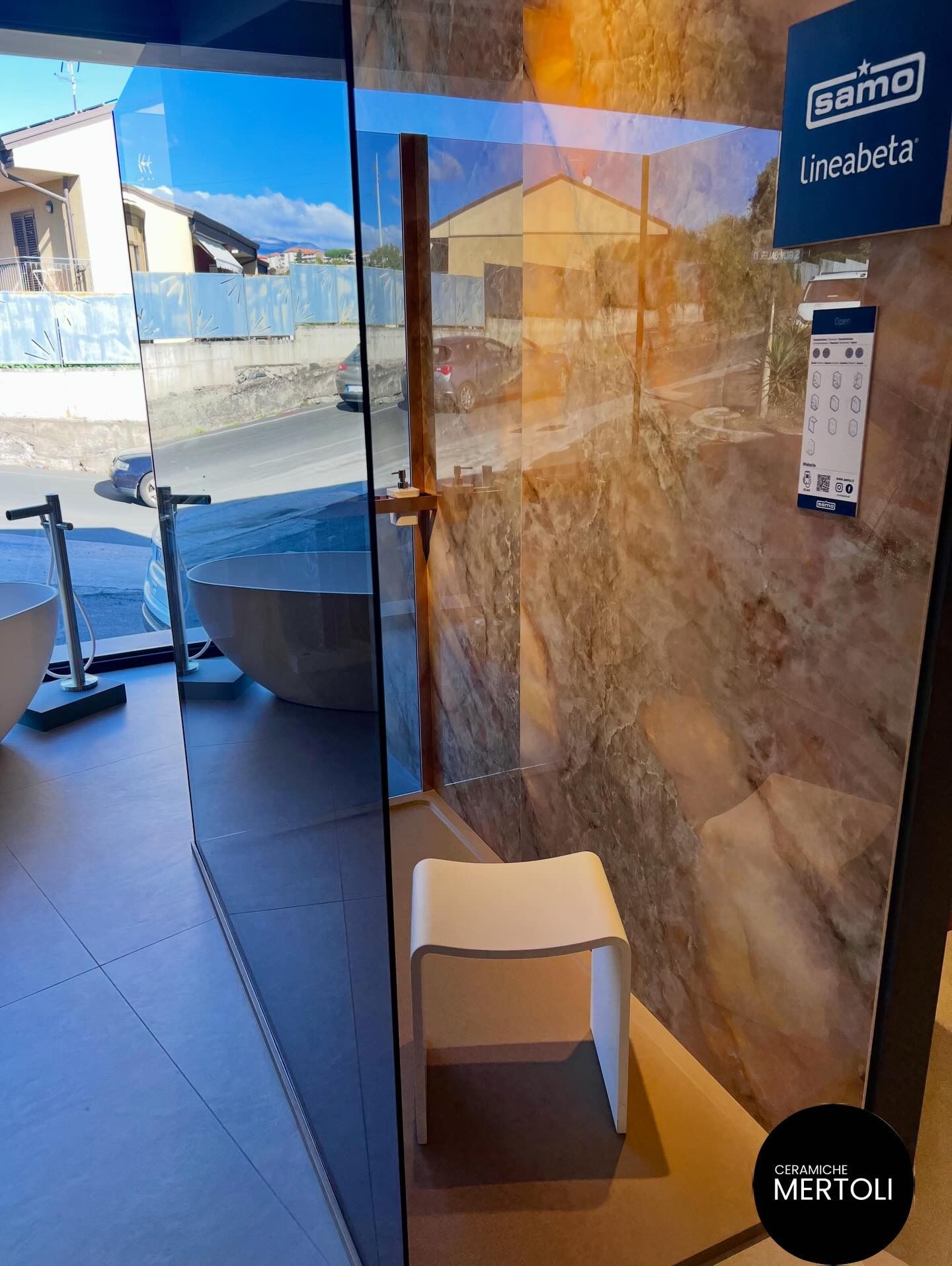 soggiorno casa moderno con pavimento in laminato