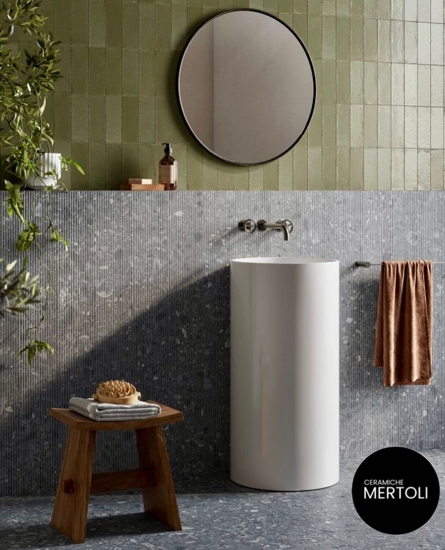 bagno con mattonelle bianche