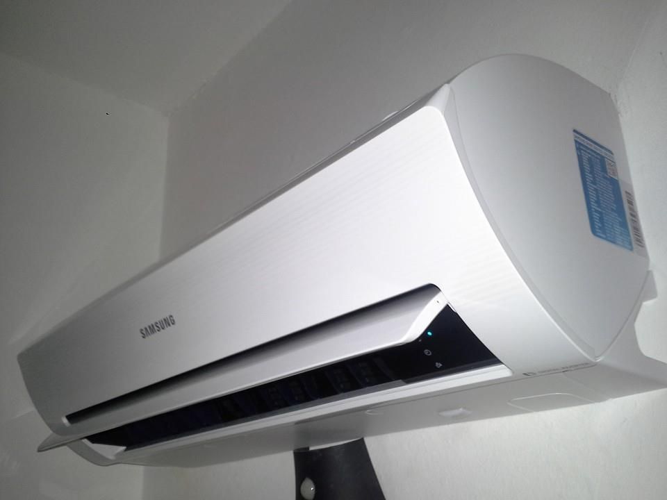 Condizionatore d'aria Samsung bianco montato a parete.