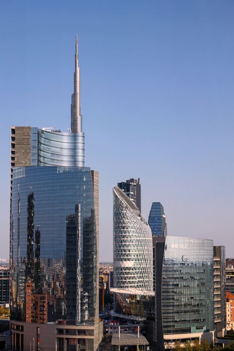 Uno skyline di una città con un alto edificio al centro
