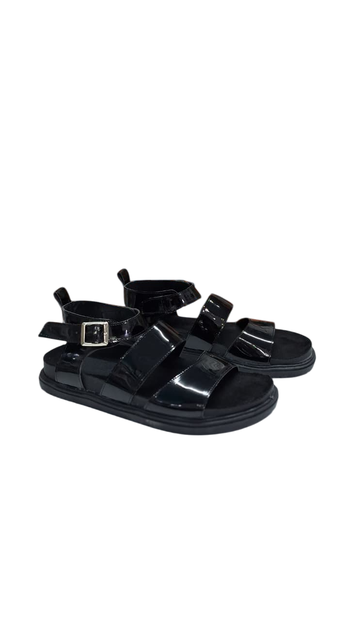 Sandalias de plataforma negras con tiras ajustables y hebillas.