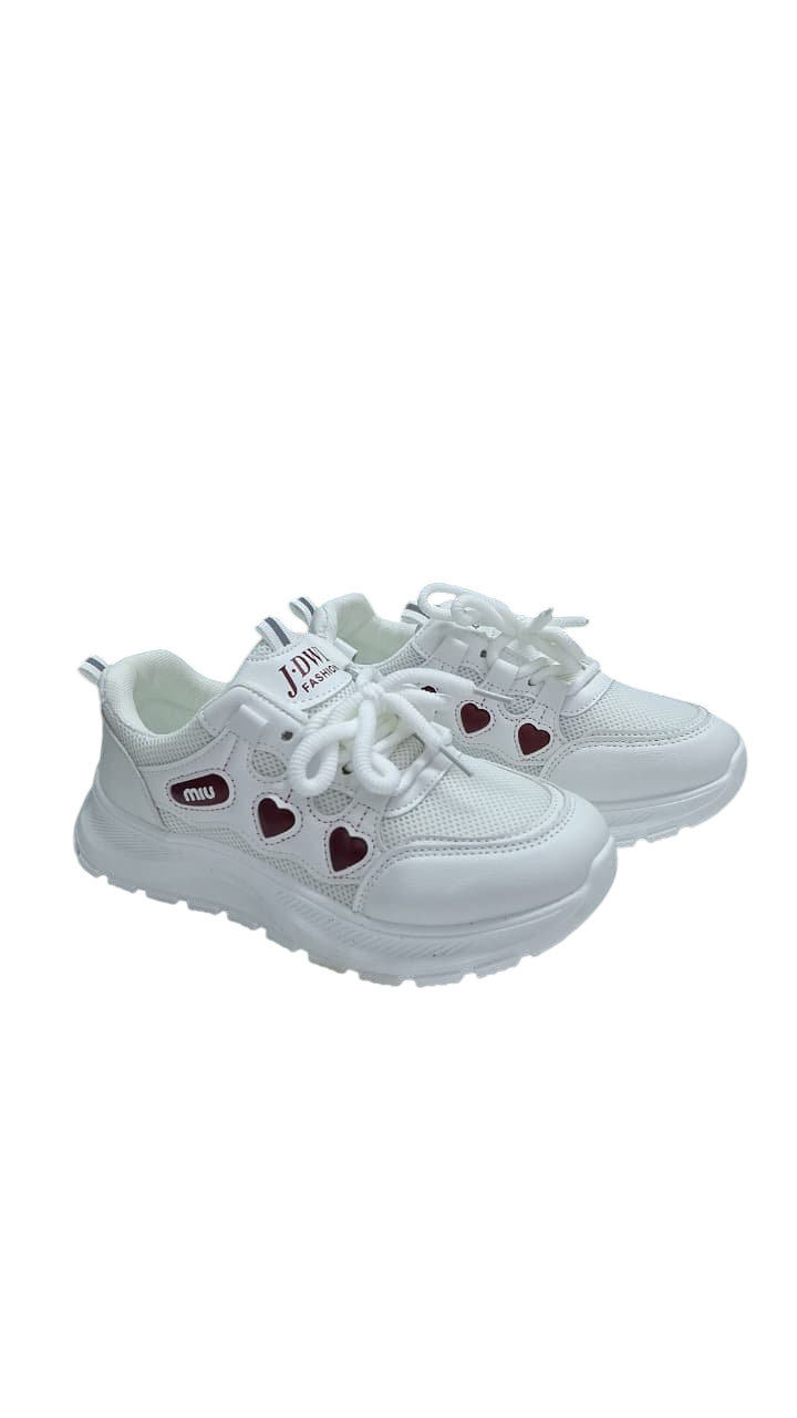 Zapatillas blancas para niños con detalles en forma de corazón sobre fondo blanco.