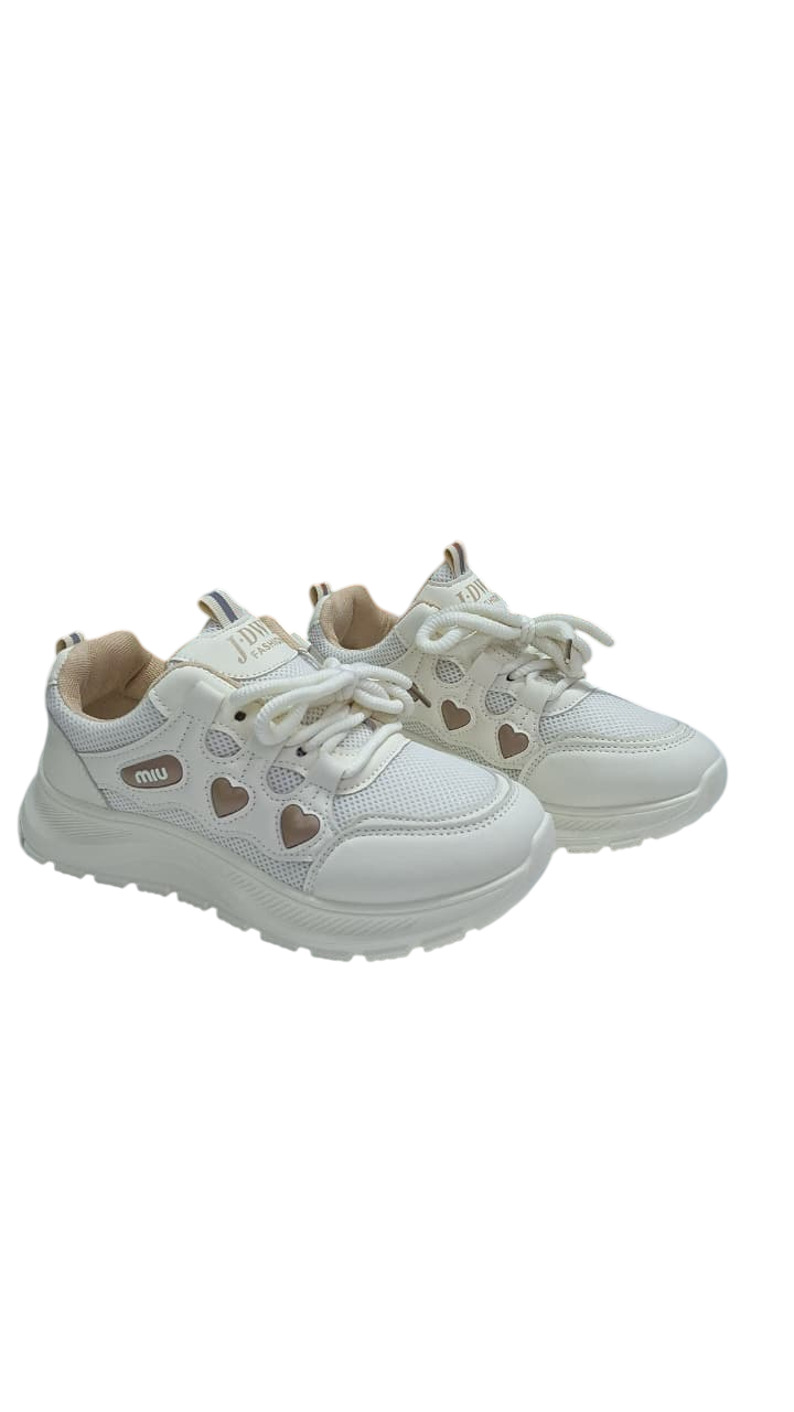 Zapatillas blancas para niños con detalles en forma de corazón sobre fondo blanco.