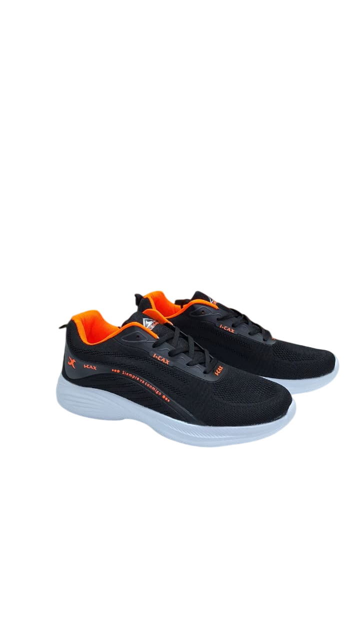 Zapatillas deportivas negras con detalles en naranja y suelas blancas.