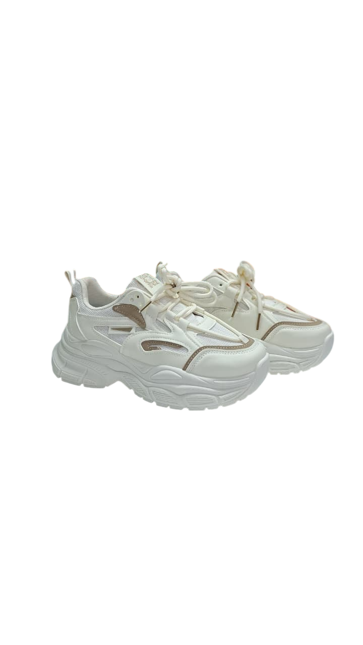 Zapatillas blancas de plataforma gruesa con detalles recortados.