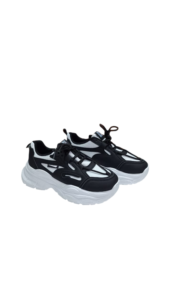 Zapatillas blancas y negras con suela gruesa blanca.