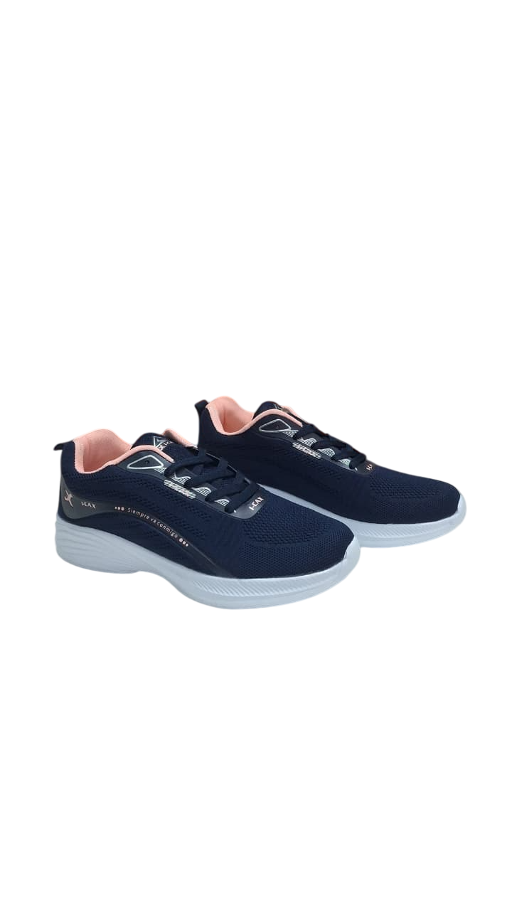 Zapatillas deportivas azul marino y rosa con suela blanca.