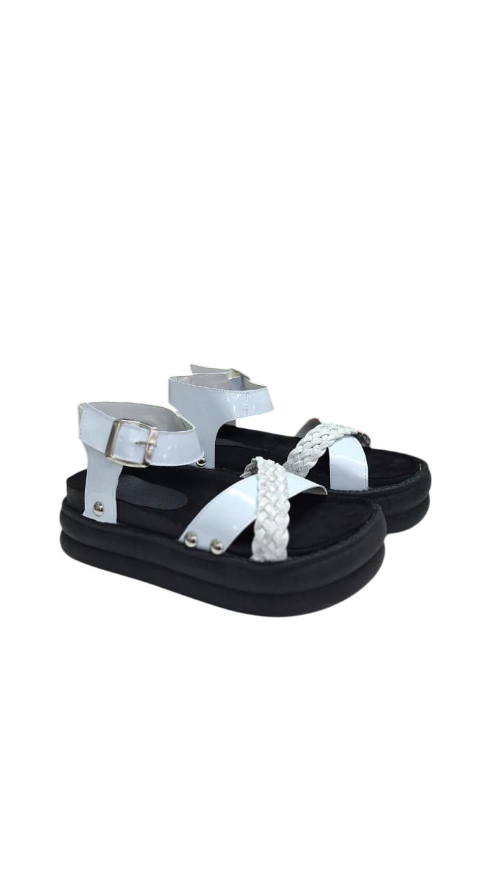 Sandalias de plataforma blancas con detalle trenzado.