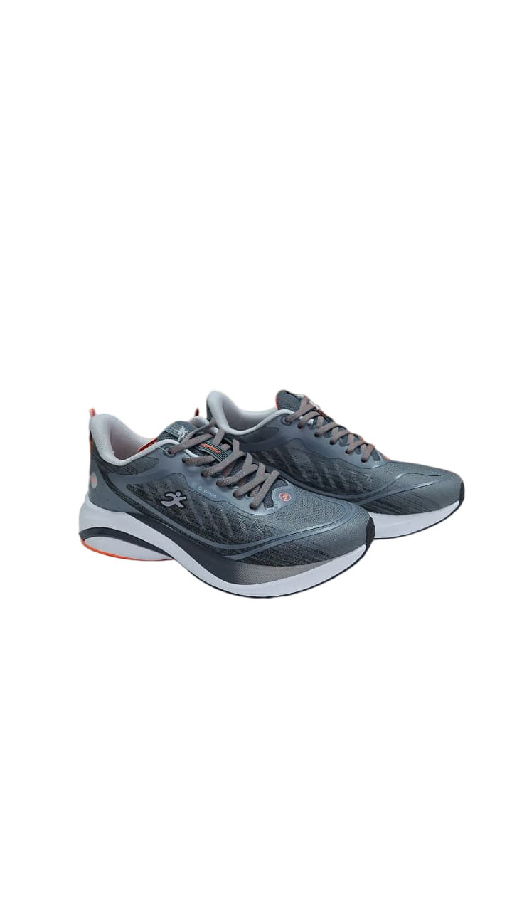 Zapatillas deportivas grises con suela blanca y detalles en naranja.