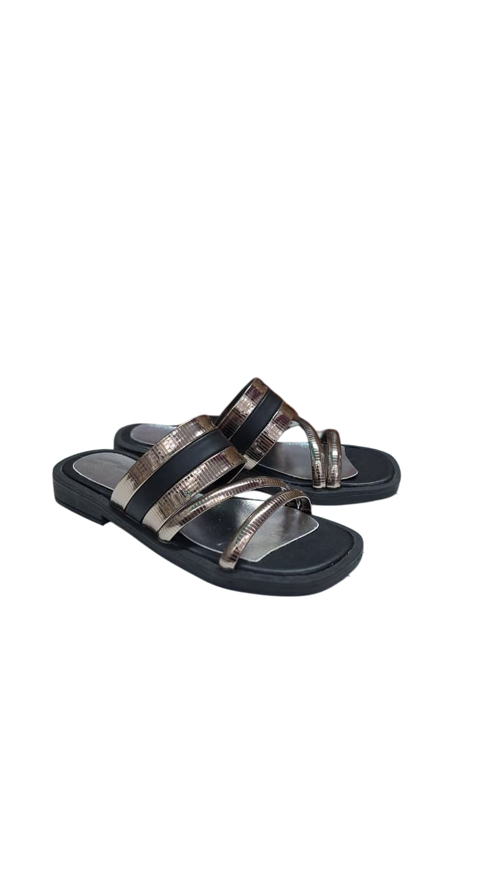 Sandalias doradas y marrones con punta cuadrada y tacón bajo.