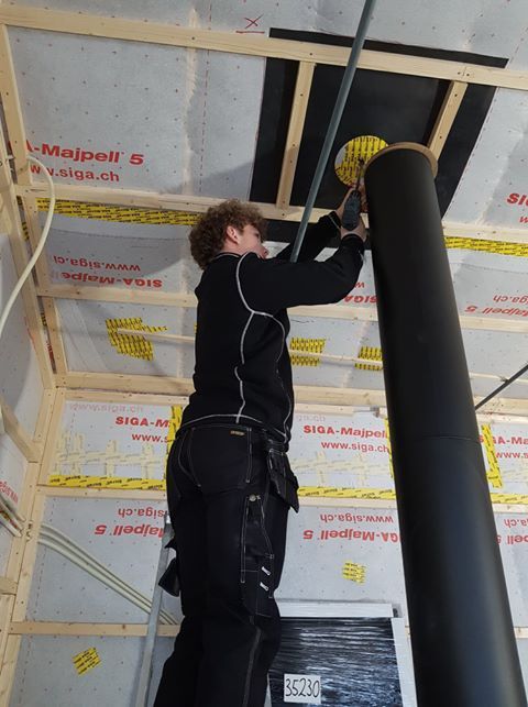 Isolert stålpipe montert på hyttte med stålplate tak