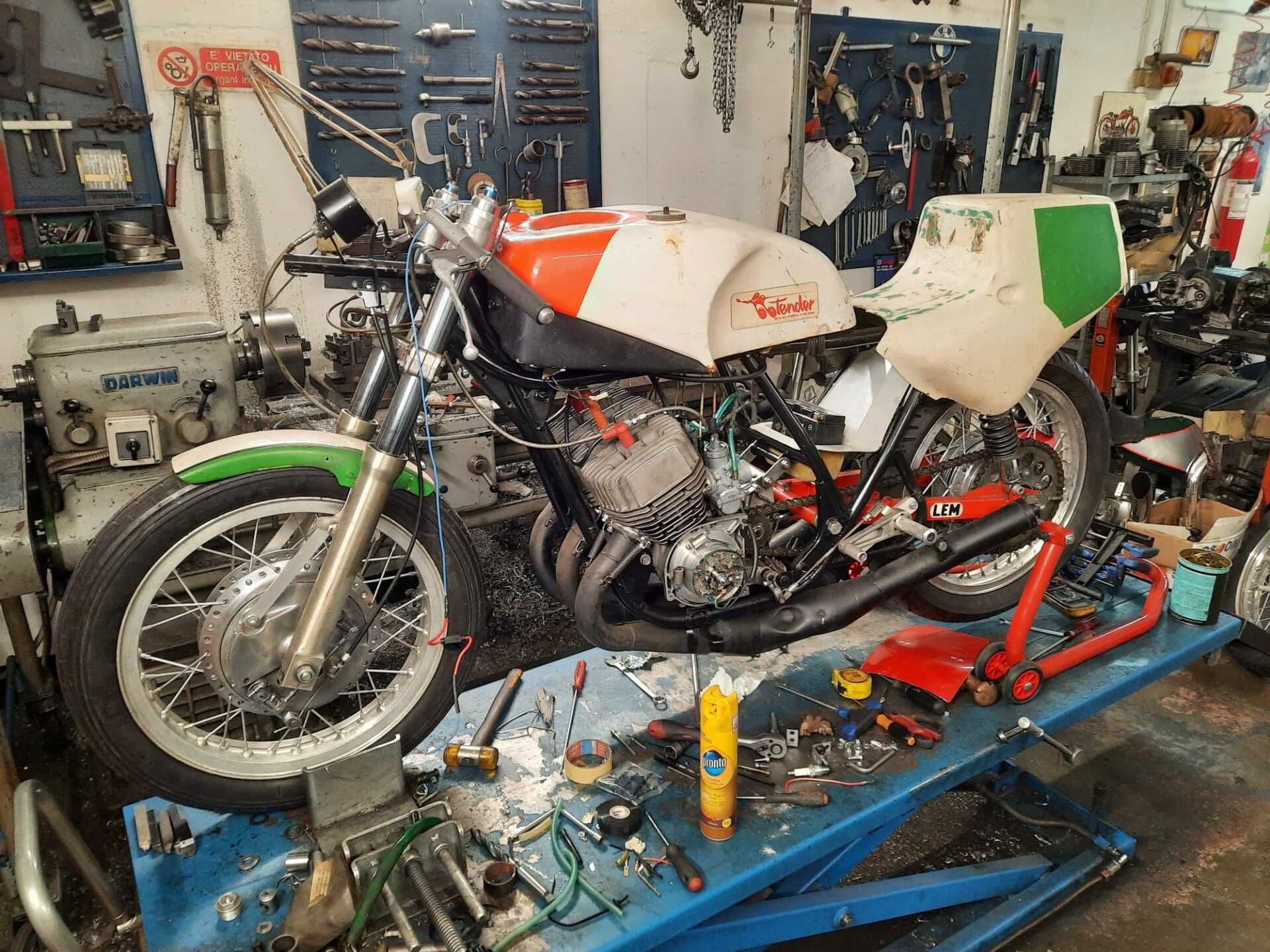 restauro moto d'epoca