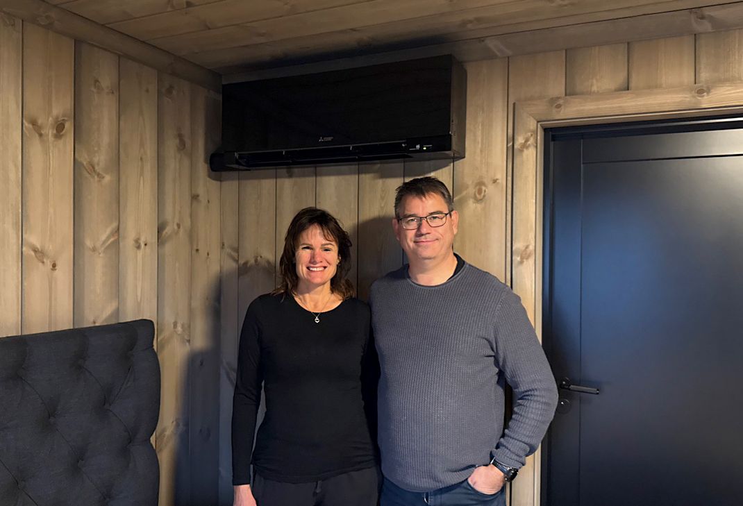 Familien Wagtskjold foran varmepumpen på soverommet.