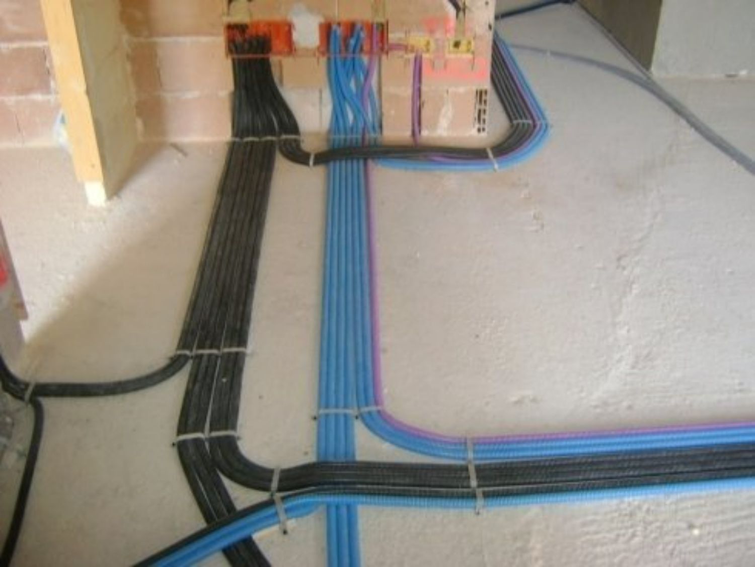 cavi di impianto elettrico sul pavimento