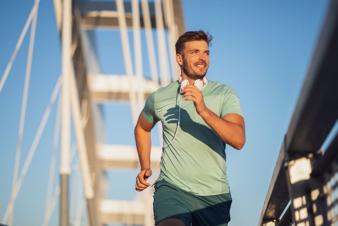 glücklicher Mann beim Joggen