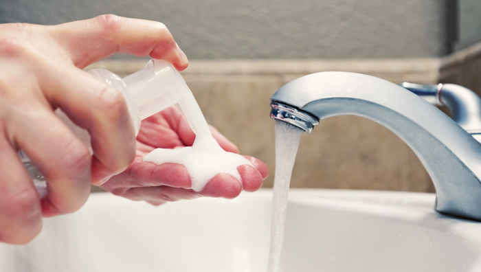 Händewaschen mit Seife unter fließendem Wasser
