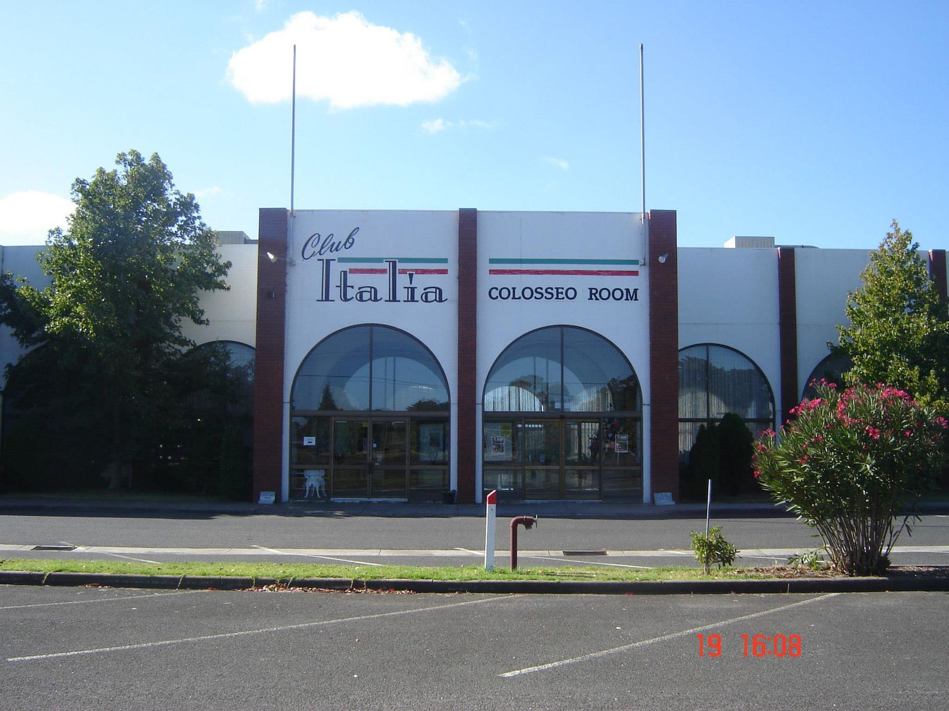 A building with the word italia on it