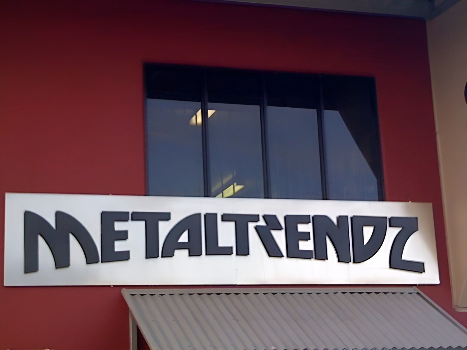 A Metaltrendz Sign is on the Side of a Building — Metaltrendz in Kunda Park, QLD