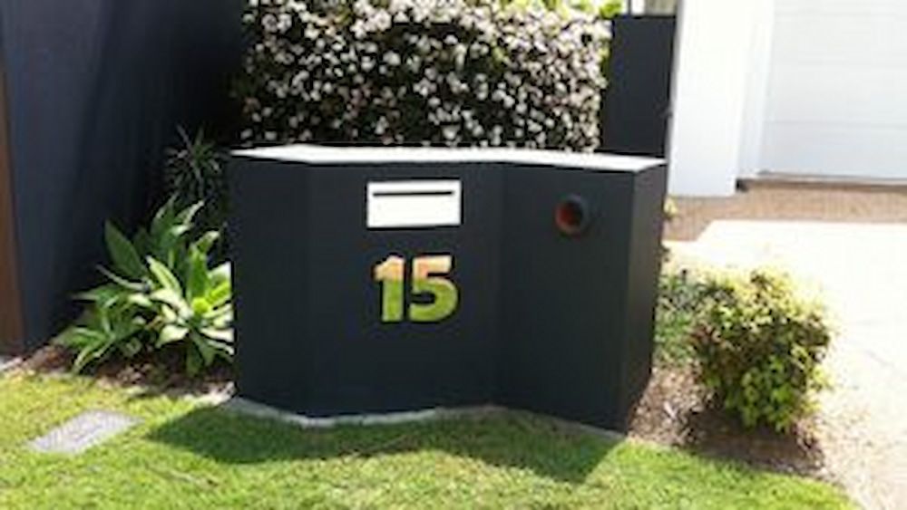 A Black Mailbox With the Number 15 on It is in the Grass in Front of a House — Metaltrendz in Kunda Park, QLD