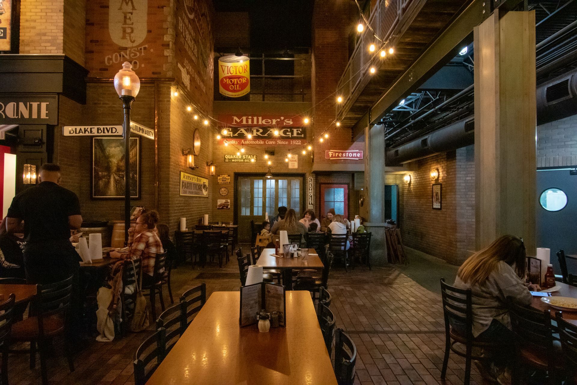 A group of people are sitting at tables in a restaurant.