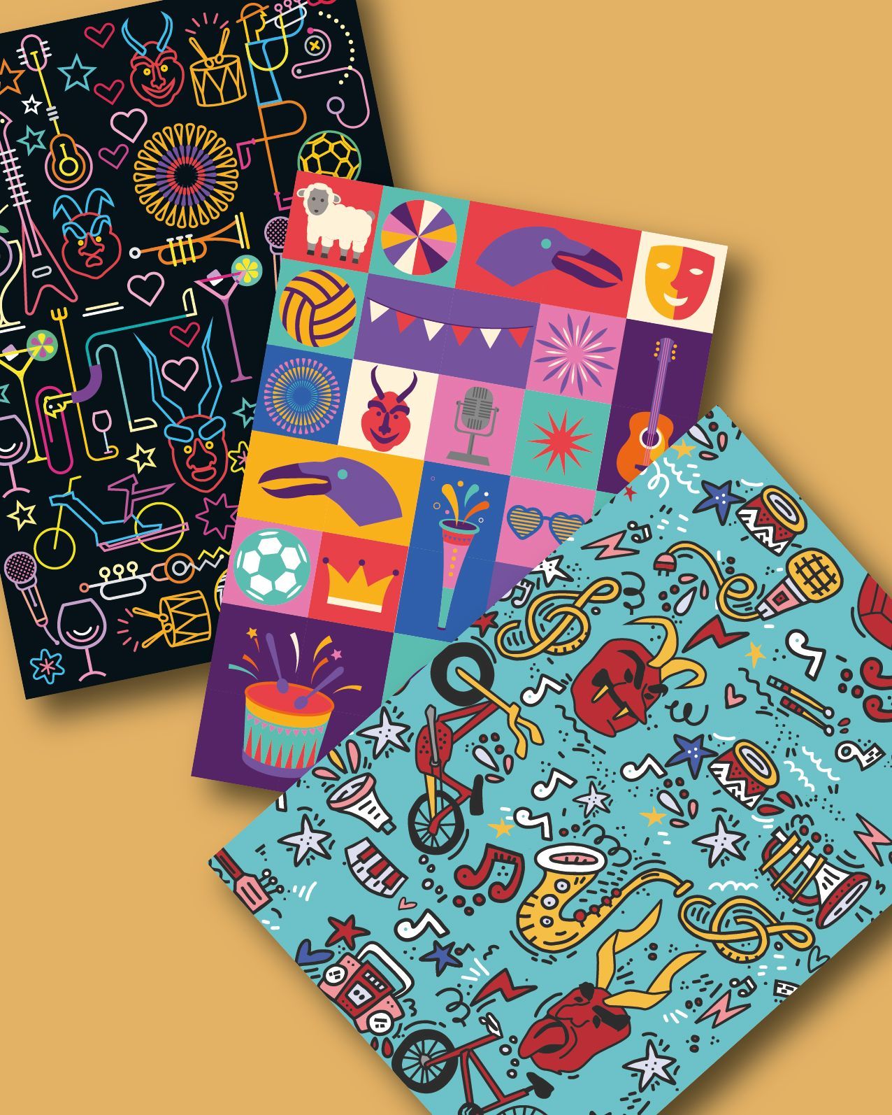 Tres cartes quadrades amb estampats, negres, morades i blaves, sobre un fons groc.