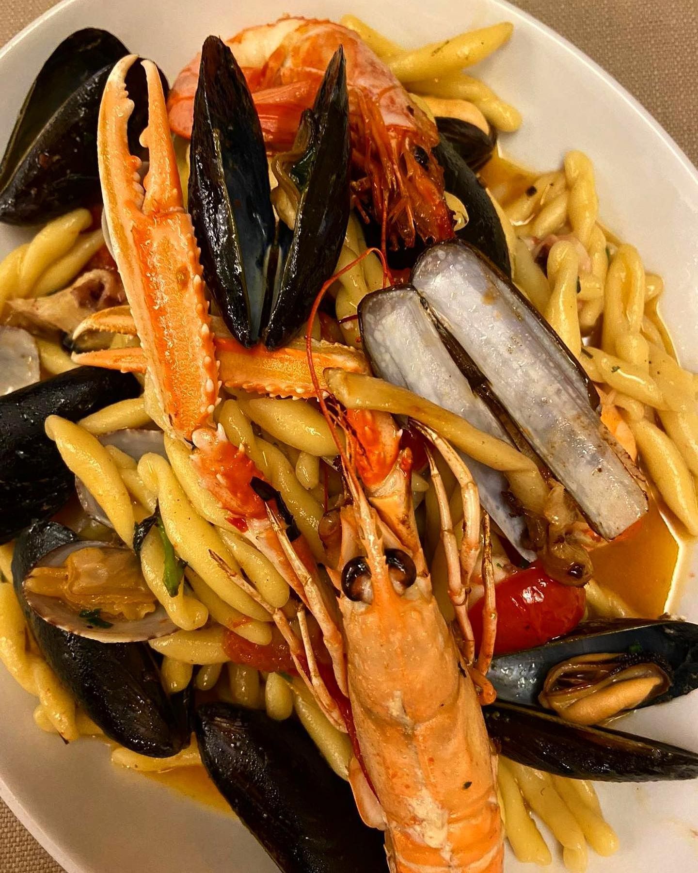 Piatto di pasta ai frutti di mare: cozze, gamberi e scampi.