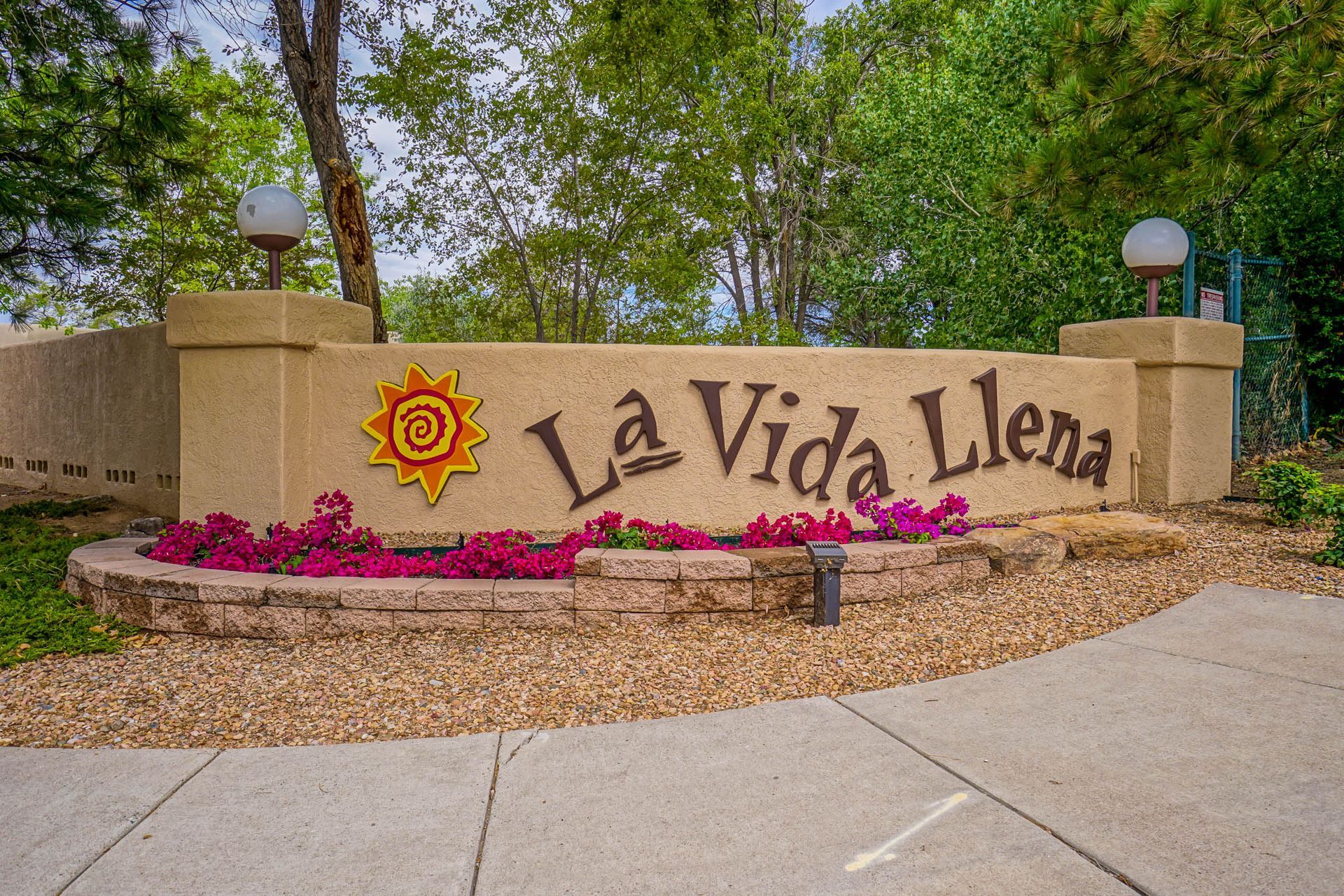 a sign that says la vida llena on it
