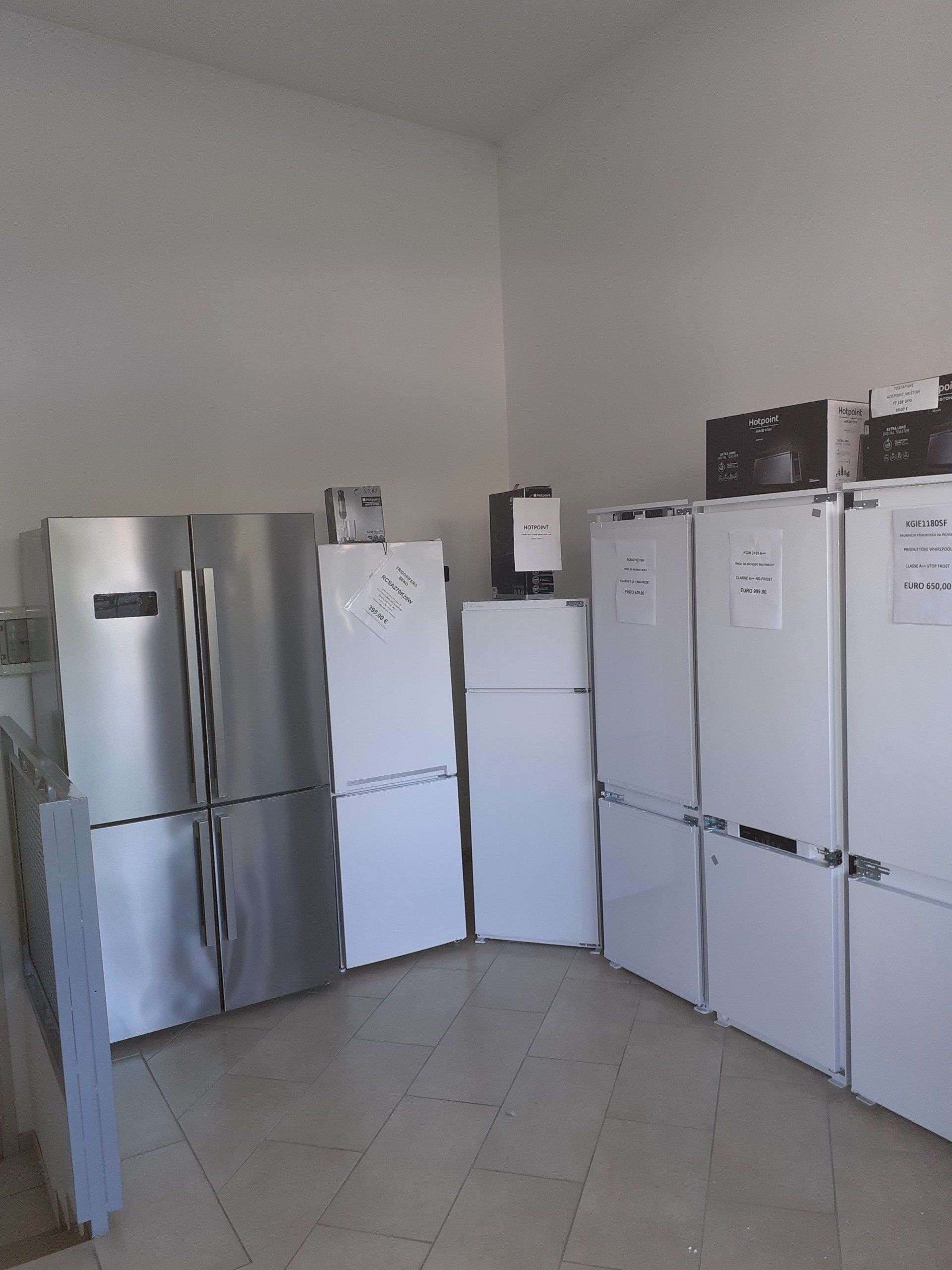 lavatrice e aspirapolvere con elettrodomestici