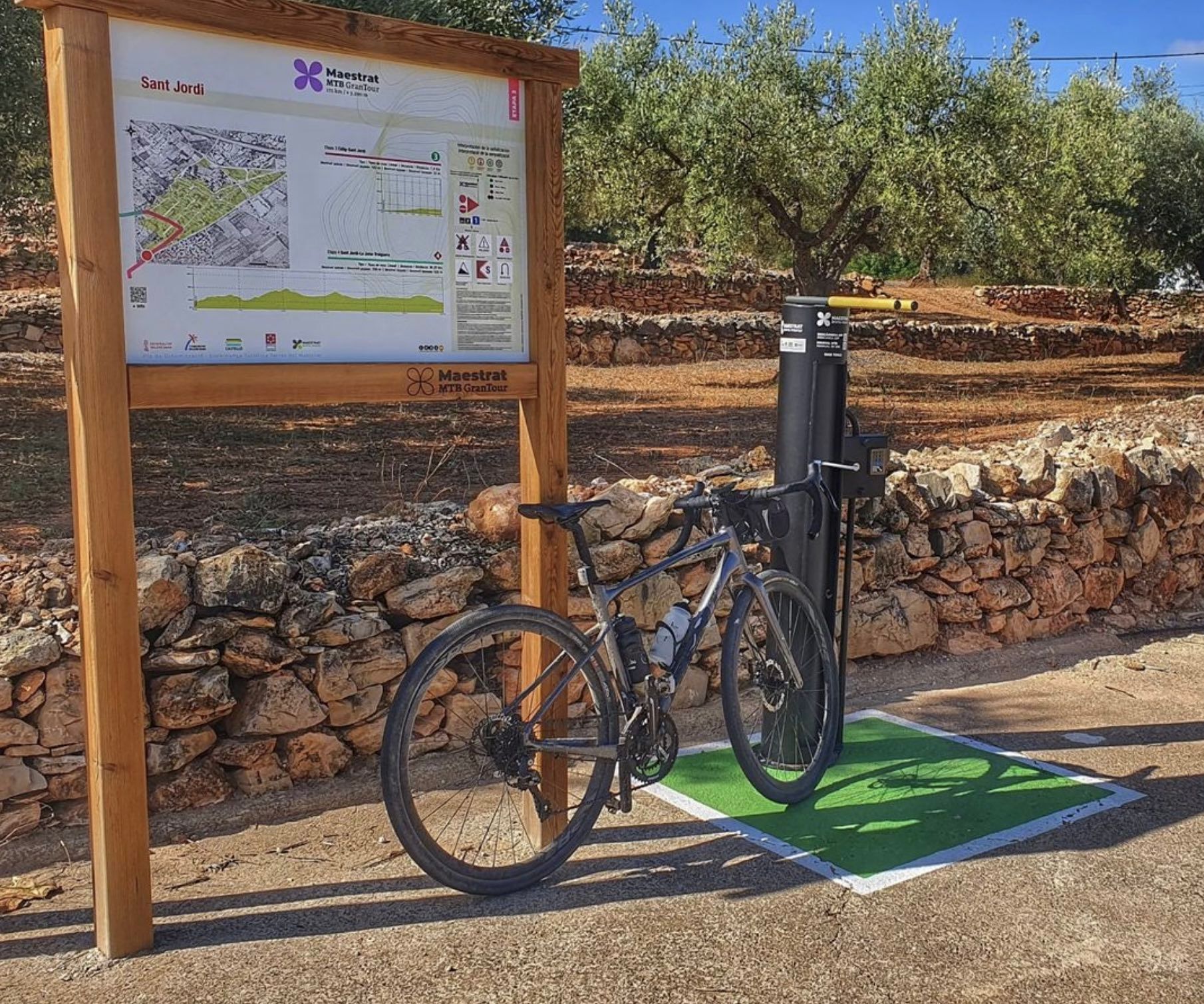 cycle route sign near Casa de Olivos in Traiguera