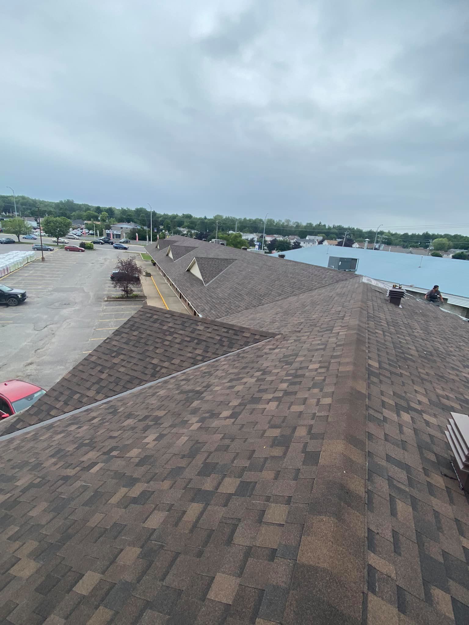 Une vue aérienne d'un toit avec un lac en arrière-plan.