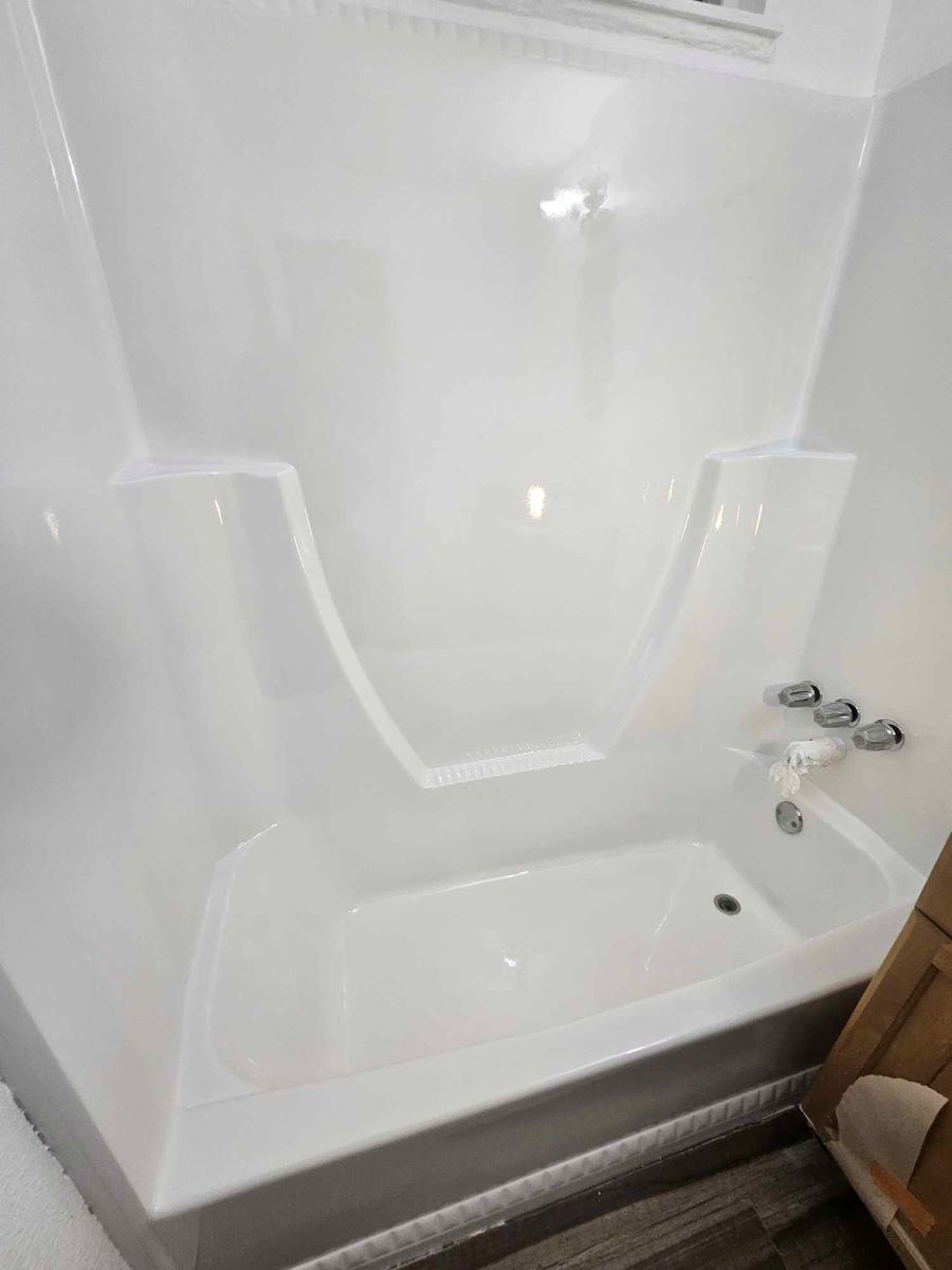 Image of a bathtub that has been restored. You can see the chips and scrateches have been repaired.