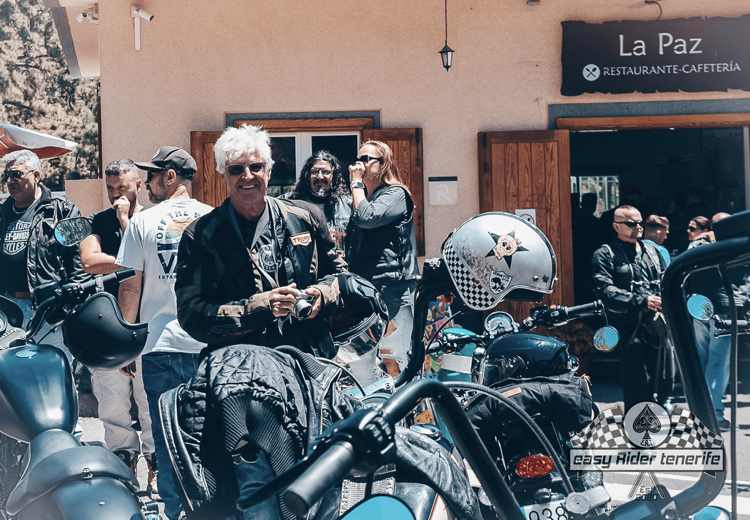 A group of people are standing in front of a building that says la paz