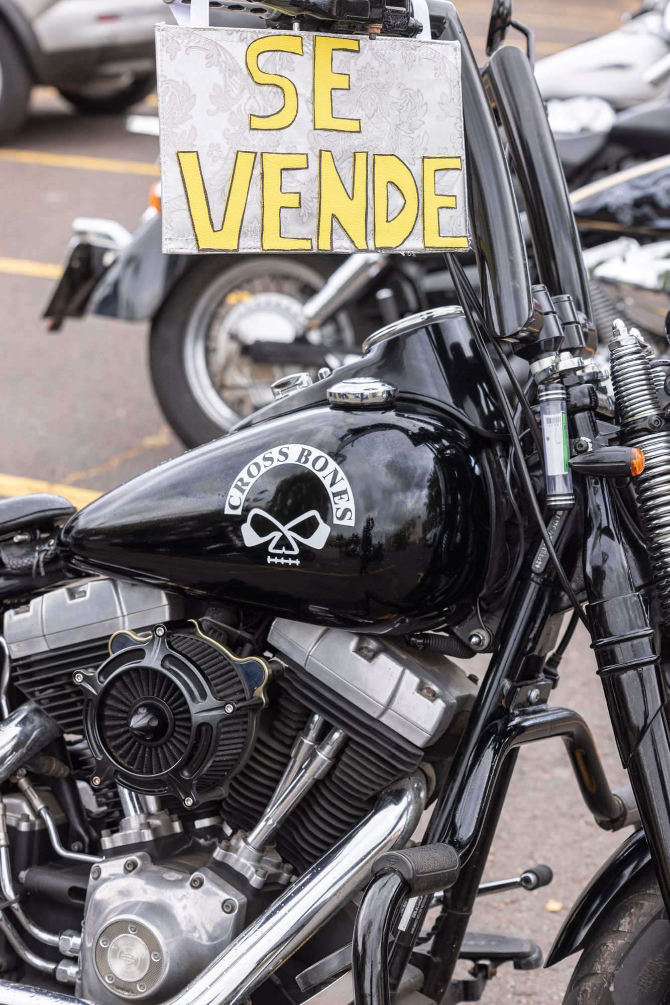 A motorcycle with a sign that says se vende on it
