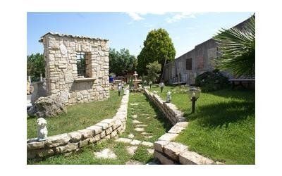 villa con mura in pietra