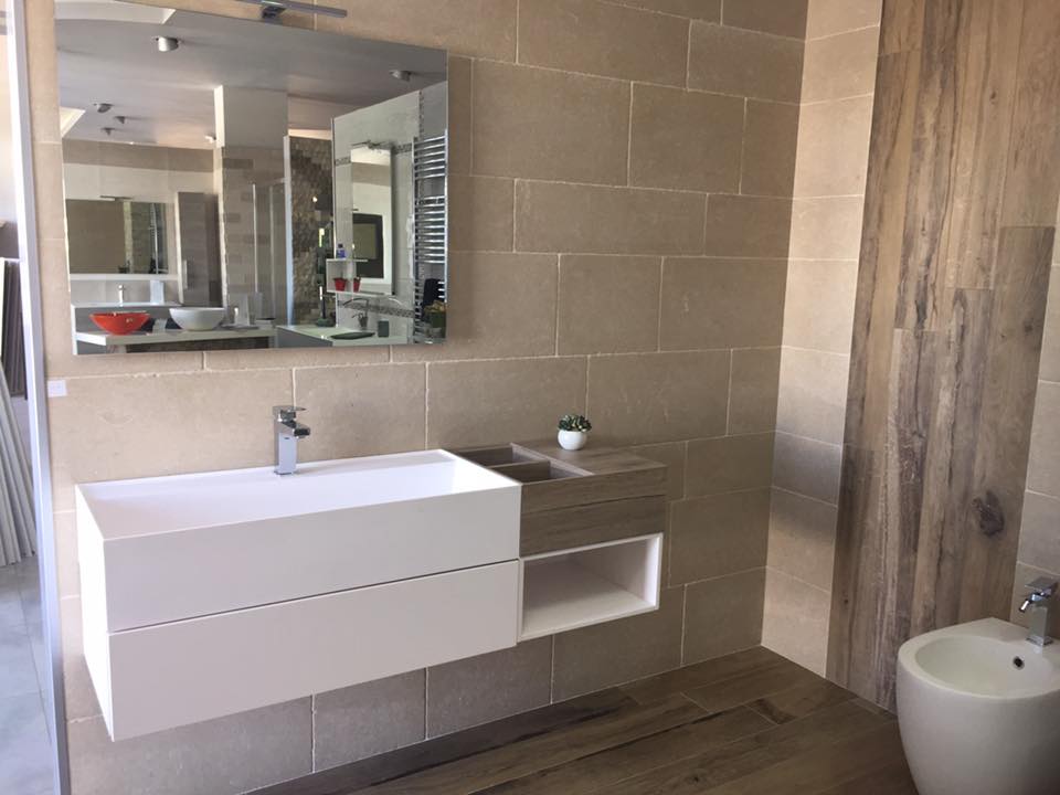 bagno con muro in pietra