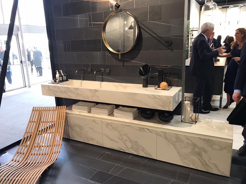 bagno modernoc on mobili in pietra