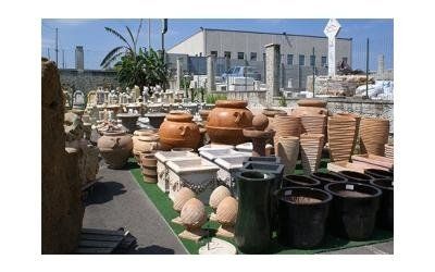 vasi e fioriere in pietra