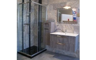 bagno con rivestimento in marmo