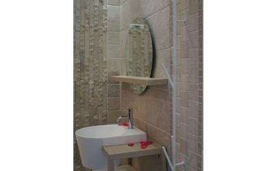 bagno con decorazioni in pietra