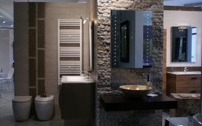 bagno con rivestimento in pietra