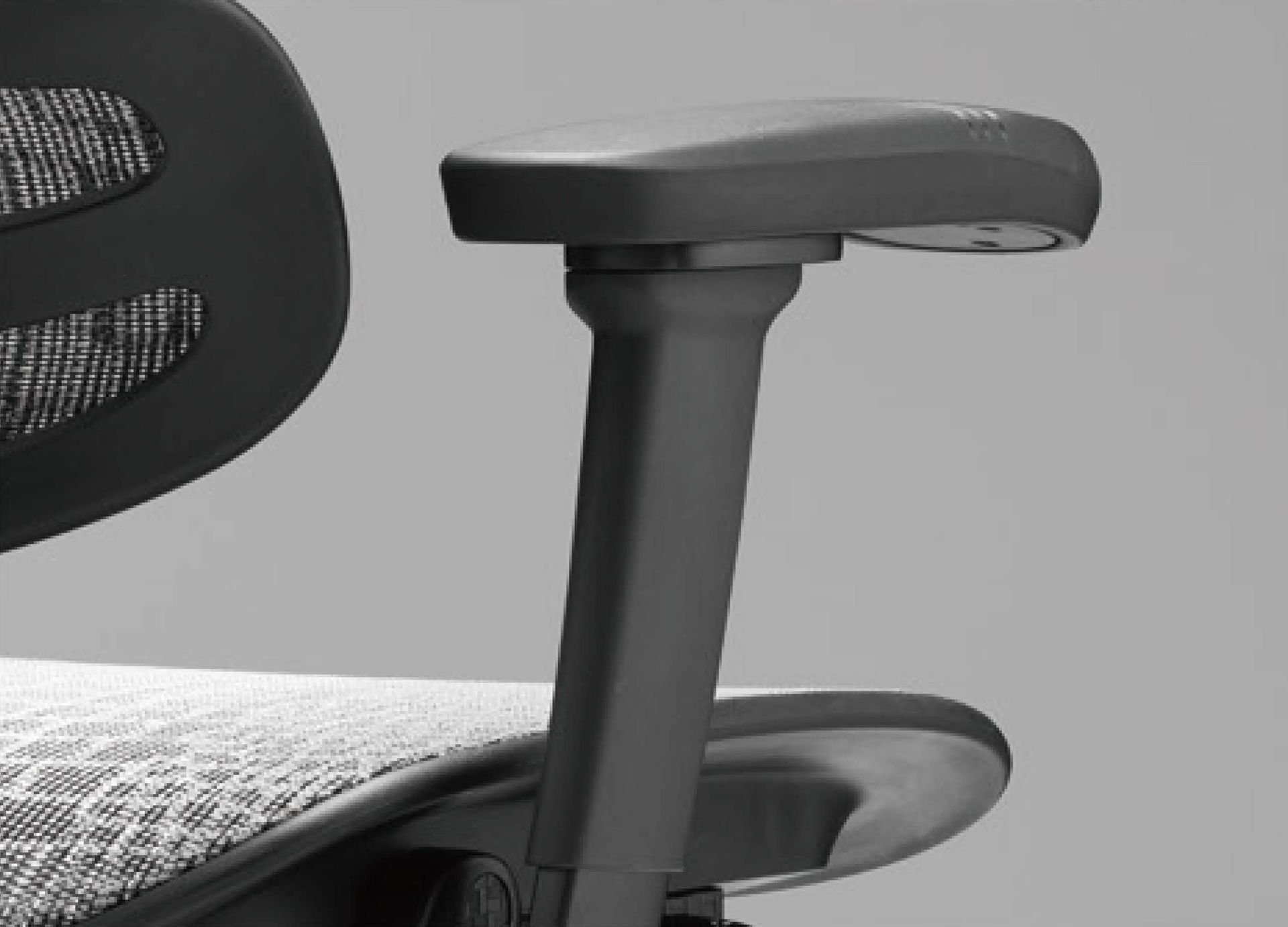 Ergohuman Carbon gaming chair adjustable armrests