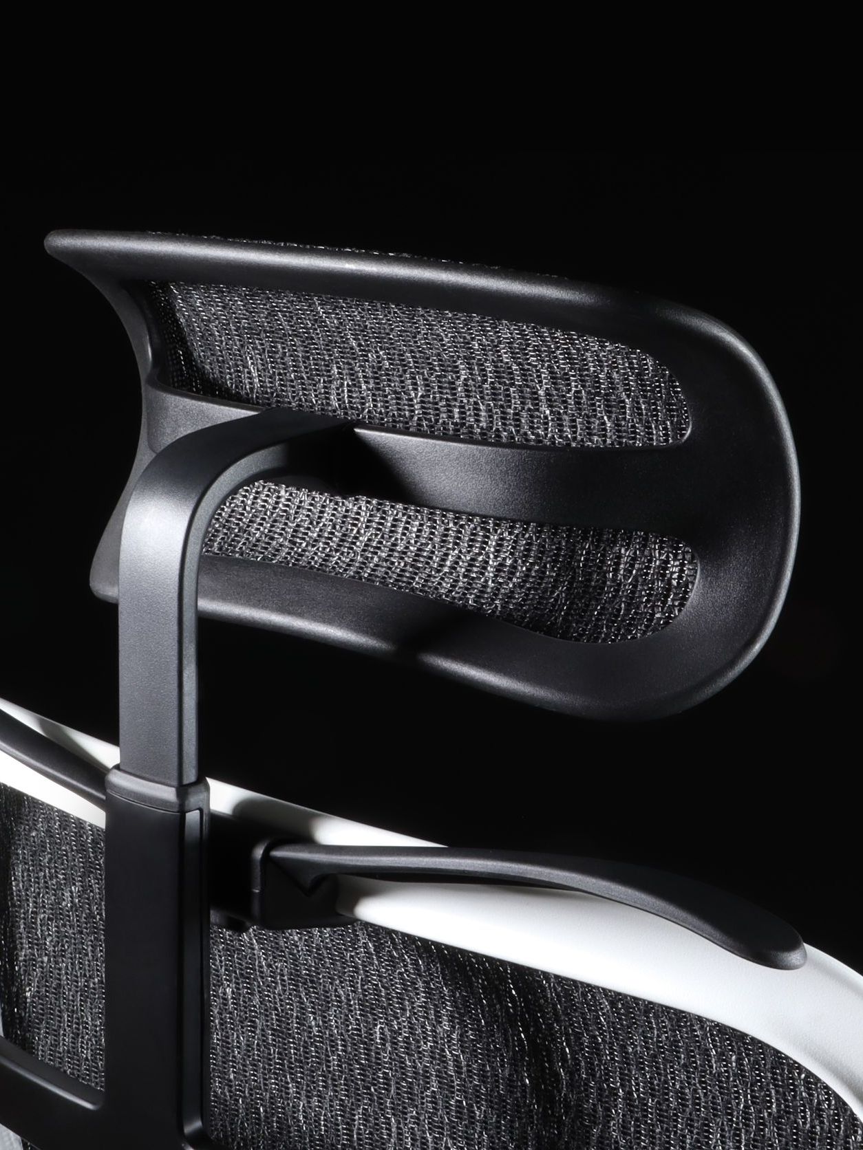 Close up of the back view of the Ergohuman Ultra gaming chair headrest