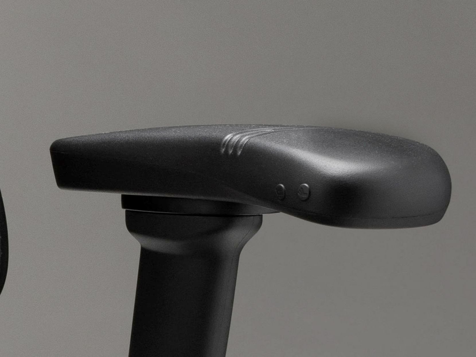 Ergohuman Carbon gaming chair electronic adjustments