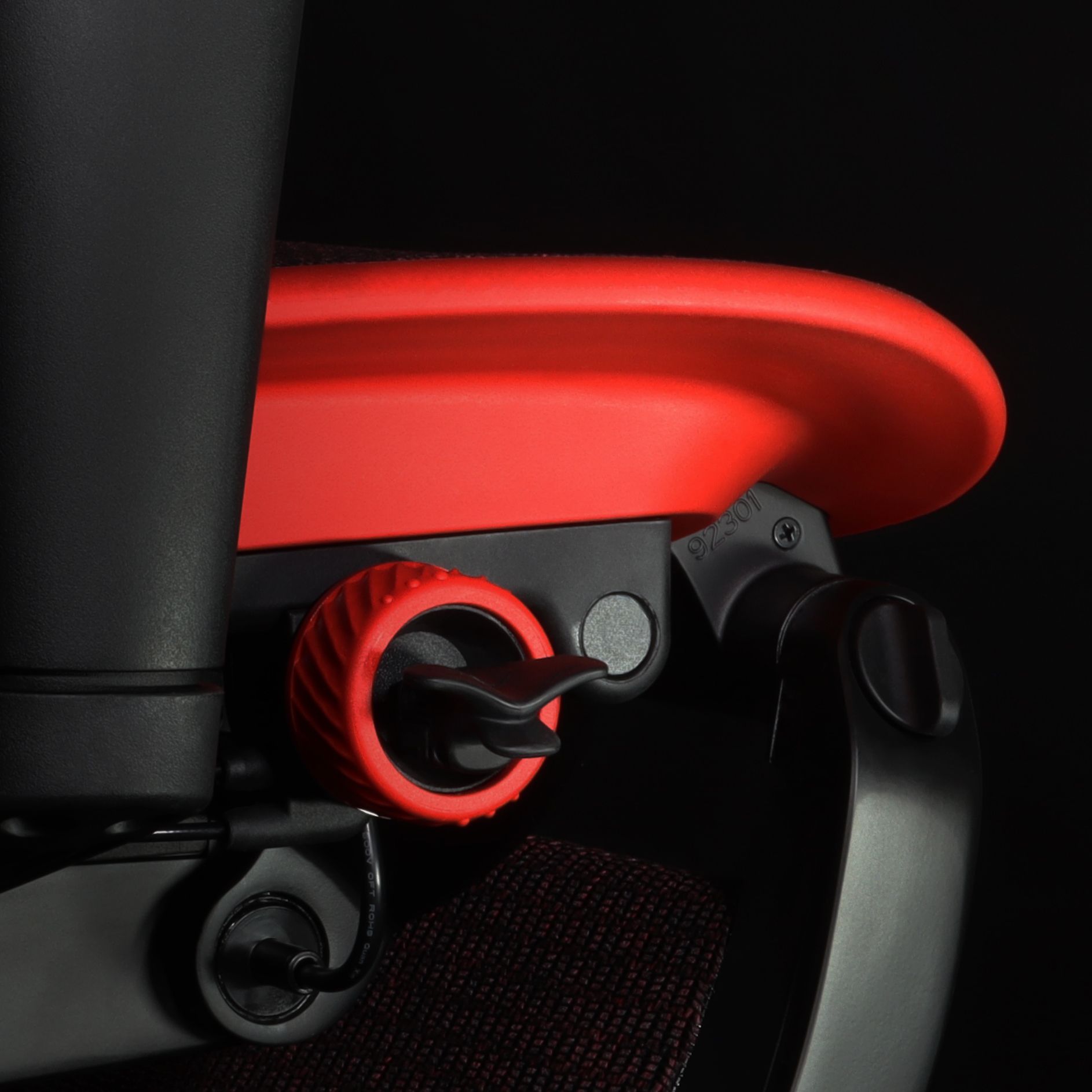 Close up of the Mirus Ultra in black & red; tension control lever, circled in red.